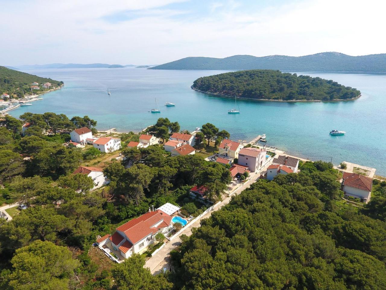 Spacious Holiday Home In Molat With Pool Brgulje Kültér fotó