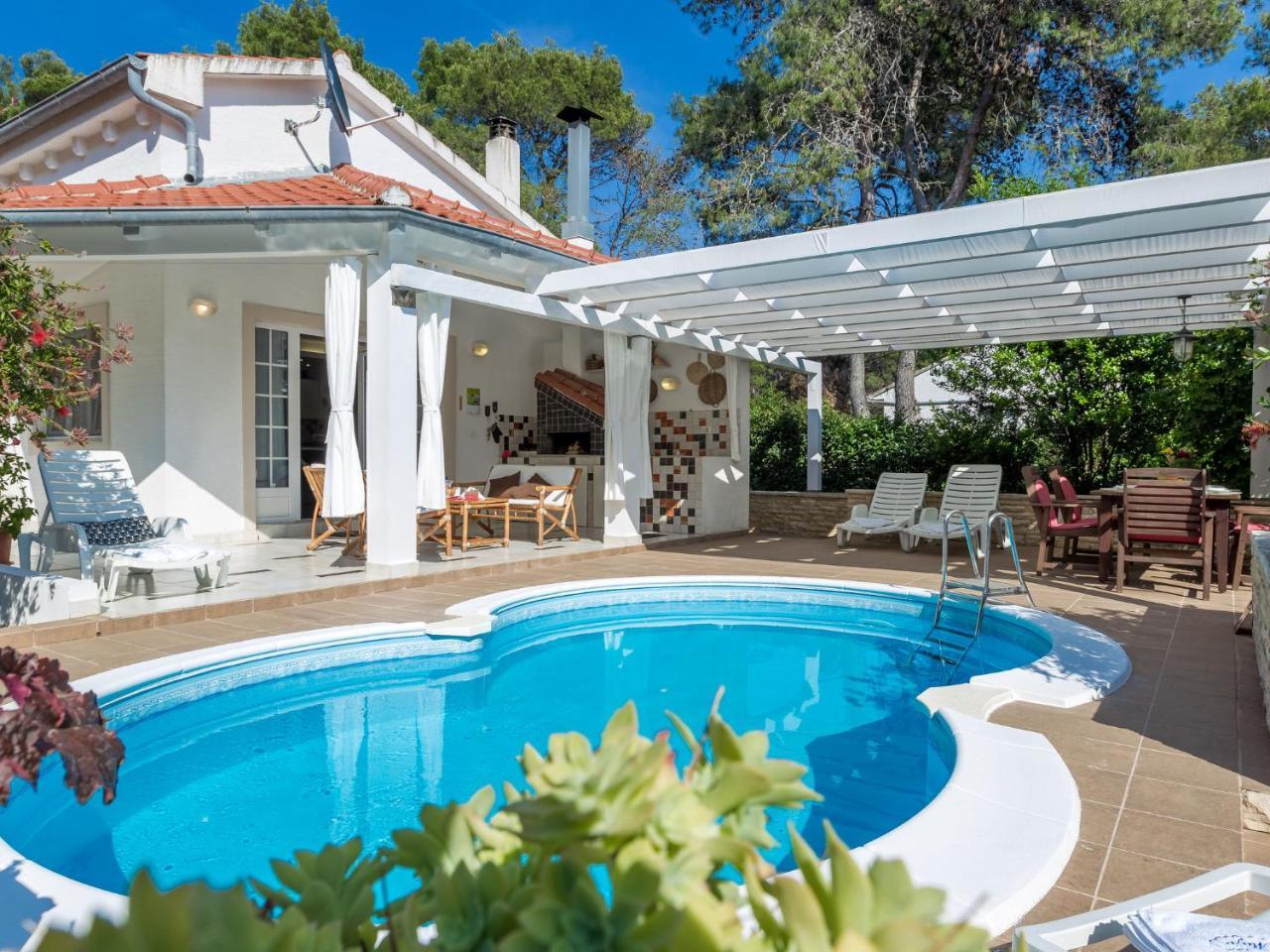 Spacious Holiday Home In Molat With Pool Brgulje Kültér fotó